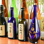 『梵』や『花垣』など、地元の人のみならず、遠方から訪れる人へにも喜ばれる福井の地酒が揃っています。昔ながらの技法だけで無く、ワイン酵母やさくら酵母などを使ってつくられる珍しい日本酒も魅力的です。