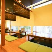 家族や友人との語らいなど、少人数で過ごしやすい掘りごたつ席。3卓ある小上がりは連結させることで、22名までの大人数の宴席にも対応しています。おすすめの『懐石コース』で季節感豊かな料理をじっくりと堪能。