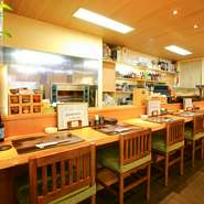 店主が腕を振るう様子を眺められるカウンターは、訪れる人々が時間を過ごせる特等席。季節感豊かな料理と日本酒を嗜む至福の時間が、一日の疲れをゆったりと癒やしてくれることでしょう。