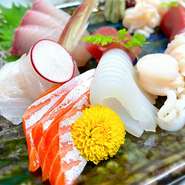 子どもから年配の方まで世代を問わず楽しめる数々の和食。お酒が苦手な人も一緒に盛り上がれるノンアルコールドリンクも多く、訪れる全ての人が素敵な時間を過ごせるようにメニューづくりにも配慮されています。