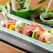 信頼のおける魚屋や、店主の父が釣り上げたばかりの新鮮な魚介など、季節ごとに日々買い付け。魚に加えイカや海老、タコなどその種類もさまざま。刺身に合わせ調合された醤油でいただきます。