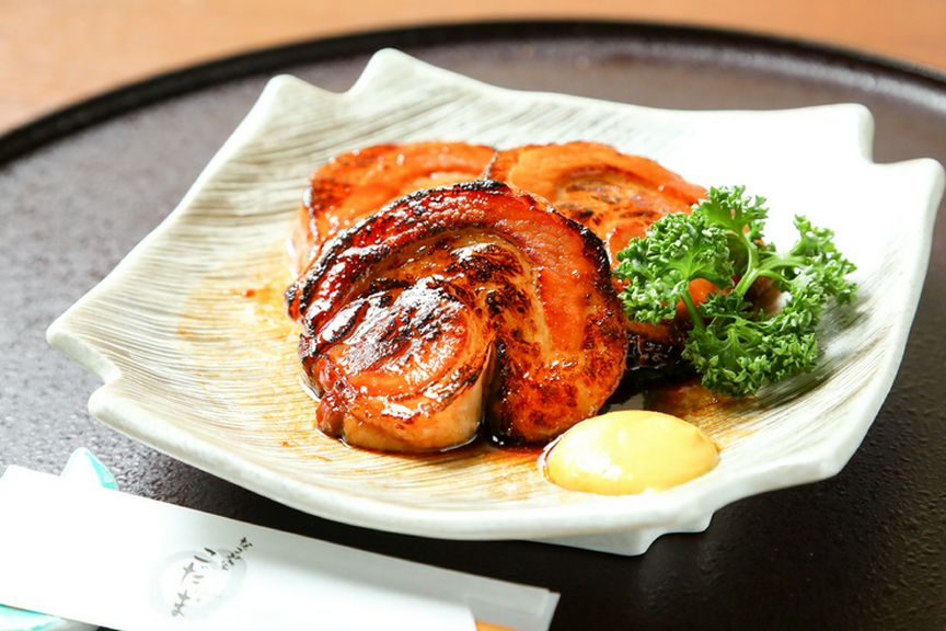九州産の豚バラをじっくりとことこと炊いた『自家製あぶりチャーシュー』