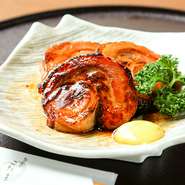 醤油湯やみりん・料理酒など秘伝のタレで時間をかけゆっくりと炊いた豚バラ。テーブルに提供する直前に表面を炙ることで余分な脂を落とし、香ばしさもぐっと高まります。添えられた辛子は味を引き締めるアクセント。