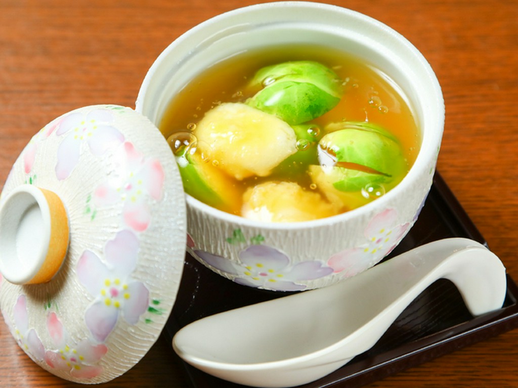 チーズがとろける熱々で味わいたい『旬の食材とモッツァレラチーズの揚げだし』