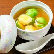 とろみを着けた餡の中に盛り付けられているのは、天麩羅風に油で揚げたモッツァレラと、季節の野菜。冬に登場する芽キャベツはだしで煮、春めいた筍は天ぷらに、調理スタイルも素材に合わせ変化していきます。