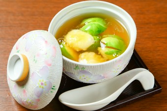 チーズがとろける熱々で味わいたい『旬の食材とモッツァレラチーズの揚げだし』