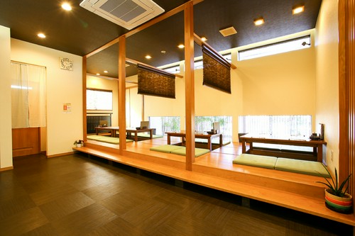 各々のテーブルが半個室風になる間仕切りも完備