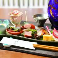 種類豊富な食材を一つずつ味付けや調理法を変えて盛り付けられている八寸は、コースの中でも特に華やかな一皿。季節の移り変わりを盛り付けの美しさやおいしさを通して堪能できます。