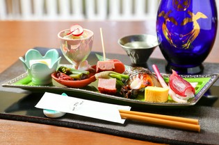 季節感豊かな料理が一皿に集結『懐石コース～八寸盛り』