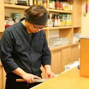 訪れた人がゆっくりと食事を味わい、大切な人と楽しく過ごせることがモットー。吟味した食材を用い、その時にできるベストな料理を届けることを一番考え、日々厨房に立ち続けているそうです。