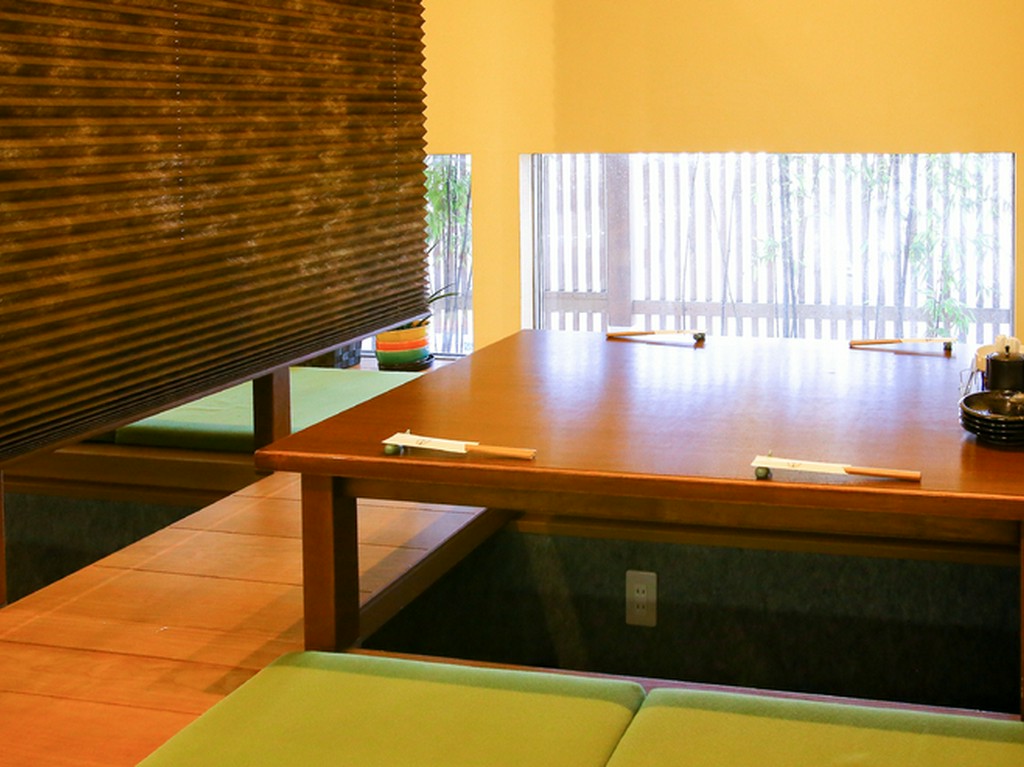 笑顔も会話も弾ませながら、食事もお酒も満喫できる場所