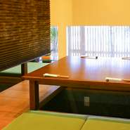 一人でのんびりと過ごす方や家族のだんらん、仕事帰りに同僚と飲み会で訪れるなど、シーンを問わずくつろげる料理店。温もり感じる和の空間で、毎日変わる豊富なメニューと店主こだわりの日本酒をたしなめます。