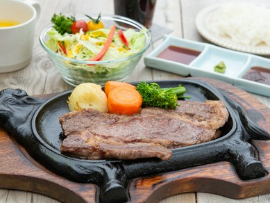 ジューシーな上州牛の旨さを堪能！『和風ステーキ定食』（ライス、サラダ、汁物付き）