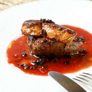 東京の名店で研鑽を重ねた大塚シェフが故郷・福井で2017年に創業。手をかけてつくる本物の洋食とフレンチを肩肘はらない雰囲気で提供し、着々とファンが増加中。大手3丁目の小路に佇む、隠れ家感も好評！