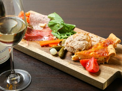 美味しくてコスパがいい世界各国のワインが揃い、グラスも充実