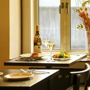 多種多様な料理とワイン、心地いい空間が揃い、どんなデートにも向く心強い店。気軽に洋食を楽しむ日から、フレンチをコース仕立てで楽しむ日まで、幅広いシーンに対応。大人世代の夫妻での食事にもぴったりです。