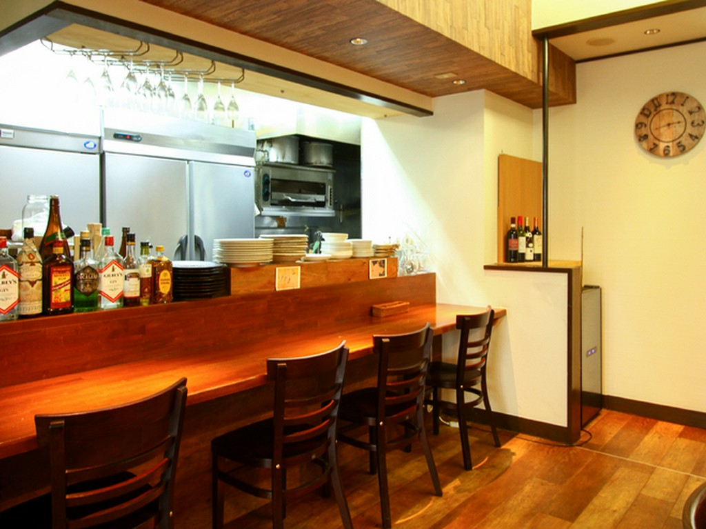 昼は隠れ家的ランチスポット、夜はゆったりディナーの特等席に！