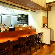 福井市大手3丁目の閑静な一画に佇み、お一人様の利用も多い店。オープンキッチンに面したカウンター席で、程好い距離感のもてなしに憩いつつ、思い思いの皿を楽しめます。福井への出張や旅行時にもおすすめ。