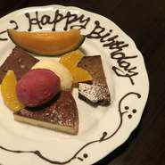 自家製デザートの盛り合わせプレートです。
記念日やお祝いなどにお勧めです。
＊プレートへのメッセージをご希望の場合は前日までにご連絡ください。