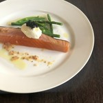 皮をカリカリに焼いた厚切りサーモンマリネ～サワークリーム添え～