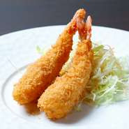 シェフが腕を磨いた東京の名店【レストラン 七條】の名物を受け継ぎつつ、独自のアレンジを加えた逸品に。海老の風味と食感を生かす絶妙なバランスの衣と揚げ加減が◎。夜は1本から注文OKで、おつまみにも最高！