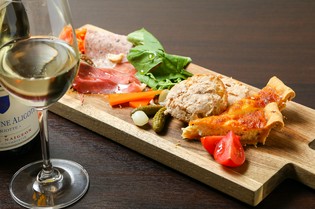 まずはこの一皿を！　ワインに合う『タパスの盛り合わせ』