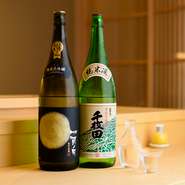素材を吟味して丁寧に醸造された質の高い日本酒を豊富にラインナップ。奥能登の棚田「千枚田」の米を能登杜氏がじっくり仕込んだ「千枚田」や、華のある吟醸香が香りたつ「加賀の月〈月光〉」など、地元の銘酒も。
