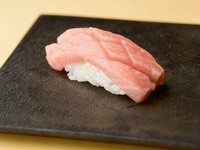 お寿司の王様『マグロ』は、ほぼ一年を通してネタケースに並ぶという同店。産地や種類を限定せず、常に「その時期一番ウマいもの」を吟味して仕入れているとか。上質なのにリーズナブルな価格も魅力です。
