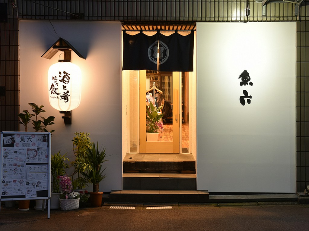 福井駅から徒歩5分。優しく灯る提燈が目印