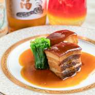 沖縄の豚「島豚」の持つ甘みを逃さないように丁寧に下処理をし、台湾で学んだレシピをもとに沖縄のハーブを入れたタレで煮込んでいます。島豚のおいしさをじっくり堪能できる一品です。