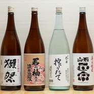 日本酒は定番メニューとして地元近郊でつくられたものを用意。さらに、日本全国の日本酒を甘口から辛口までバランス良く仕入れています。２ヶ月ごとにメニューを変更し、常連のゲストを飽きさせません。