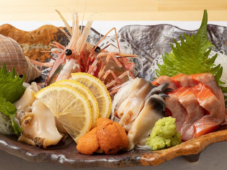網走で獲れた旬の魚介を心ゆくまで堪能する『刺身五種盛り』