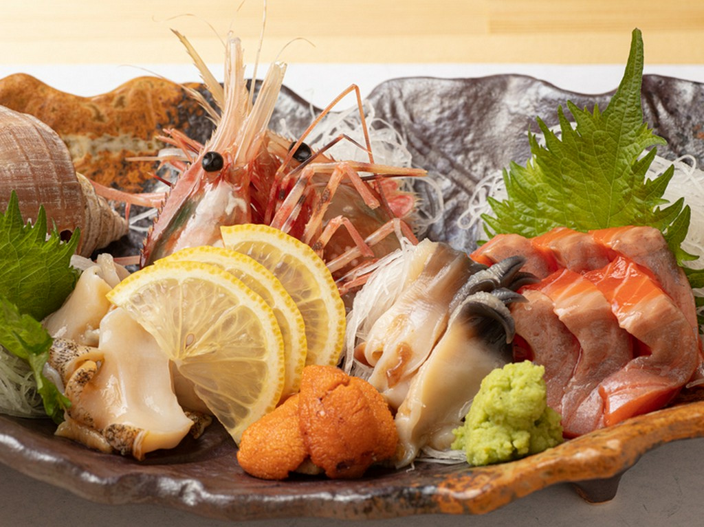 網走で獲れた旬の魚介を心ゆくまで堪能する『刺身五種盛り』