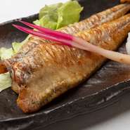 北海道で水揚げされる、希少な高級魚“八角”の一夜干しです。脂がしっかり乗って、味も良いとゲストから大人気。箸で簡単に食べられるよう、骨を取り除き、半身の開きなった食べやすい状態で提供しています。