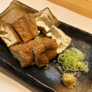 豆腐は敏之さんが昔から付き合いのある、老舗の豆腐店から仕入れています。水が綺麗なことで有名な清浦でつくられ、濃厚な味わいで絶品。『厚揚げ』や『やっ子』で、昔ながらの手づくりの味わいが楽しめます。