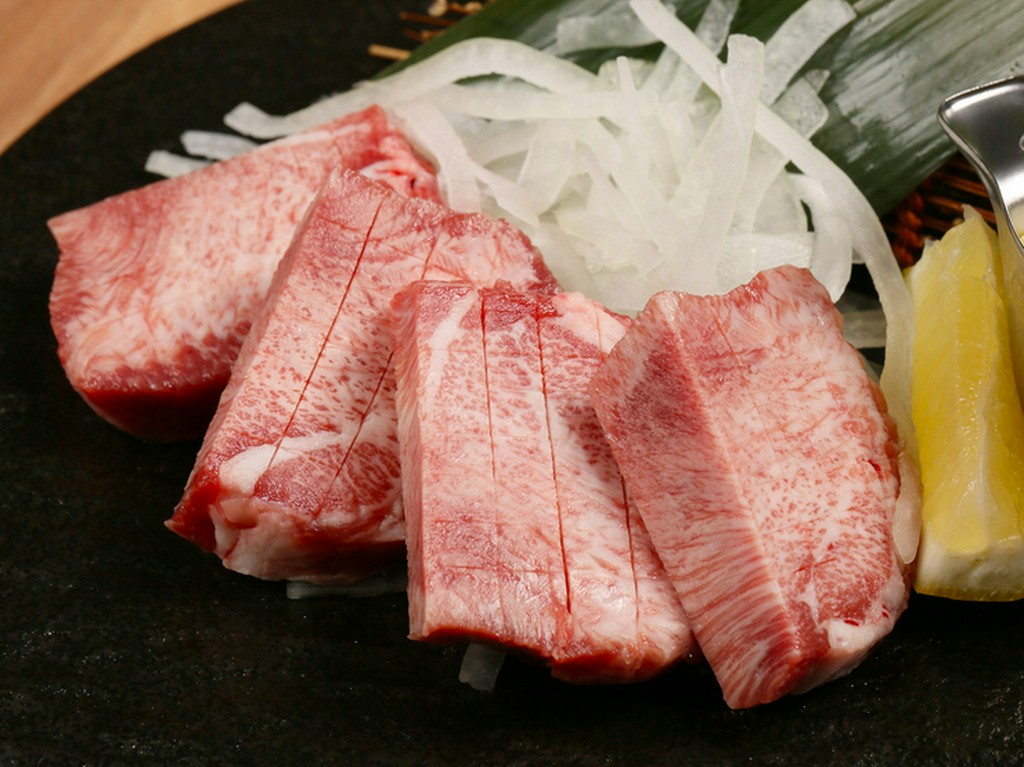 厚さ1.2センチ！　驚くほどに柔らかく、脂がのって上質な『特厚芯タン』