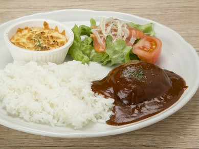 釧路産の豚肉と新鮮野菜を味わえる。シェフ特製のデミグラスソースが絶品『ハンバーグプレート』