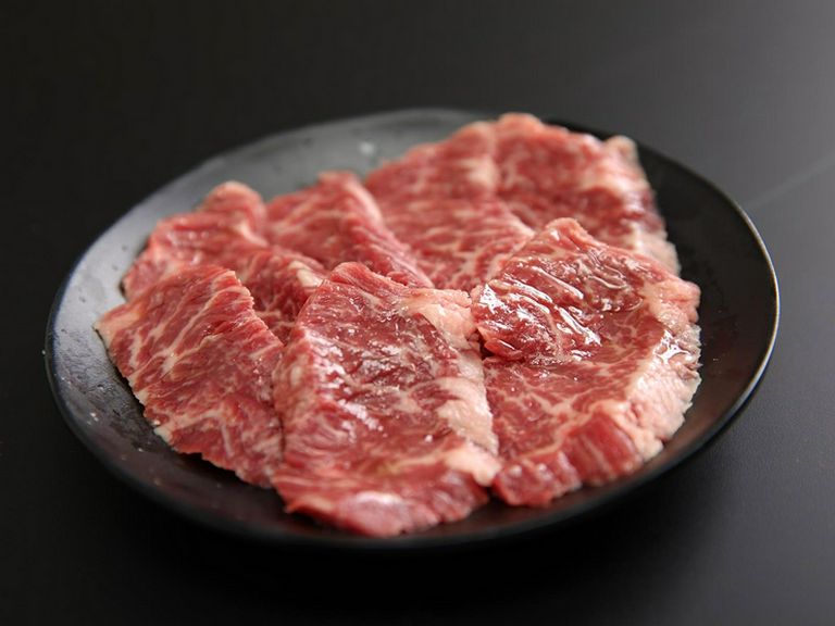 「おいしいお肉」を食べながら、肩を並べて語り合う一夜