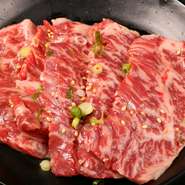 “焼肉の王道”をご賞味あれ。希少部位である「上サガリ」は、あっさりとしたヘルシーな味わいが特徴です。柔らかい食感を楽しむためには、焼きすぎないことがおいしく食べるコツです。