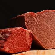 希少価値が高く、ほとんど手に入らない最優秀賞神戸牛や、純但馬系特産松阪牛などのブランド和牛を、年間100頭以上落札するそうで、その努力は大変なもの。すべては「本物の旨い牛を食べて欲しい」との思いから。
