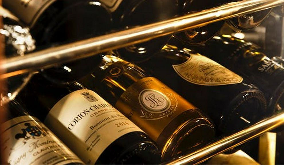 厳選されたワインやシャンパンを、料理に合わせてセレクト