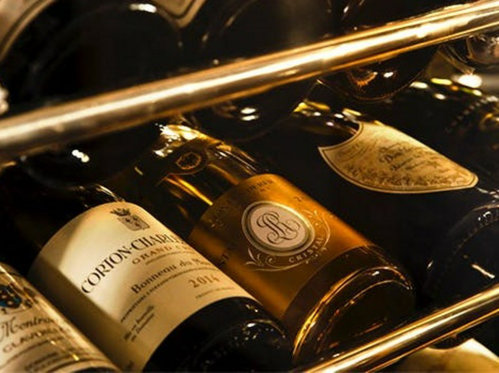 厳選されたワインやシャンパンを、料理に合わせてセレクト