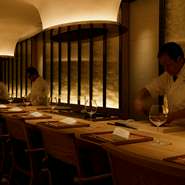 雲をイメージした壁が何とも不思議で素敵な雰囲気の店内。目の前で調理風景を愉しめるカウンター席のみとなっていて、大人のデートにぴったりです。臨場感溢れる空間と至高の味わいは、心に刻まれるはず。
