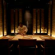 お一人でのご利用も数多く頂いております。カウンターのプライベートな空間になっている為、ゆっくりとお寛ぎ頂けます。極上の御料理とお酒と至高の一時をお過ごしください。