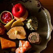 日本が誇る和牛と四季の食材が編み出す極上の肉割烹を更に支えるのが厳選された食器。お料理との相性、色味、デザイン、細部まで厳選された食器も目でお楽しみください。