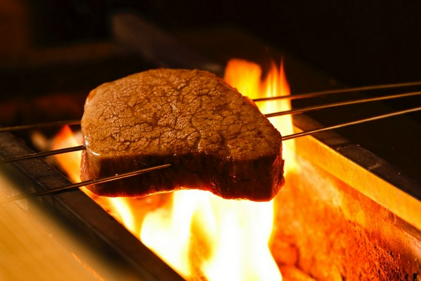 じっくりと低温で焼き上げる、肉焼物『銘柄牛のステーキ』