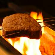 超希少な最優秀賞「神戸牛」や純但馬系特産「松阪牛」など、上質な和牛の旨味を余すところなく堪能できます。じっくり焼き上げた極上ステーキの味わいに、とろけるよう！