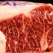 最優秀賞受賞の神戸牛や純但馬系特産松坂牛など、その日の最高銘柄牛を落札しています。また、鮑やウニ、松葉ガニなど、季節の魚介類も本当においしいものを厳選。季節の食材が織りなすハーモニーを愉しめます。