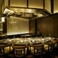 ストリングスホテル名古屋の中にあるホテルレストラン。5名用の個室が2部屋用意されており、パーテーションを開放することで10名までの大きな個室として利用できます。
