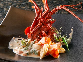 プリッとした食感がたまらない『“活”伊勢海老のグリル』